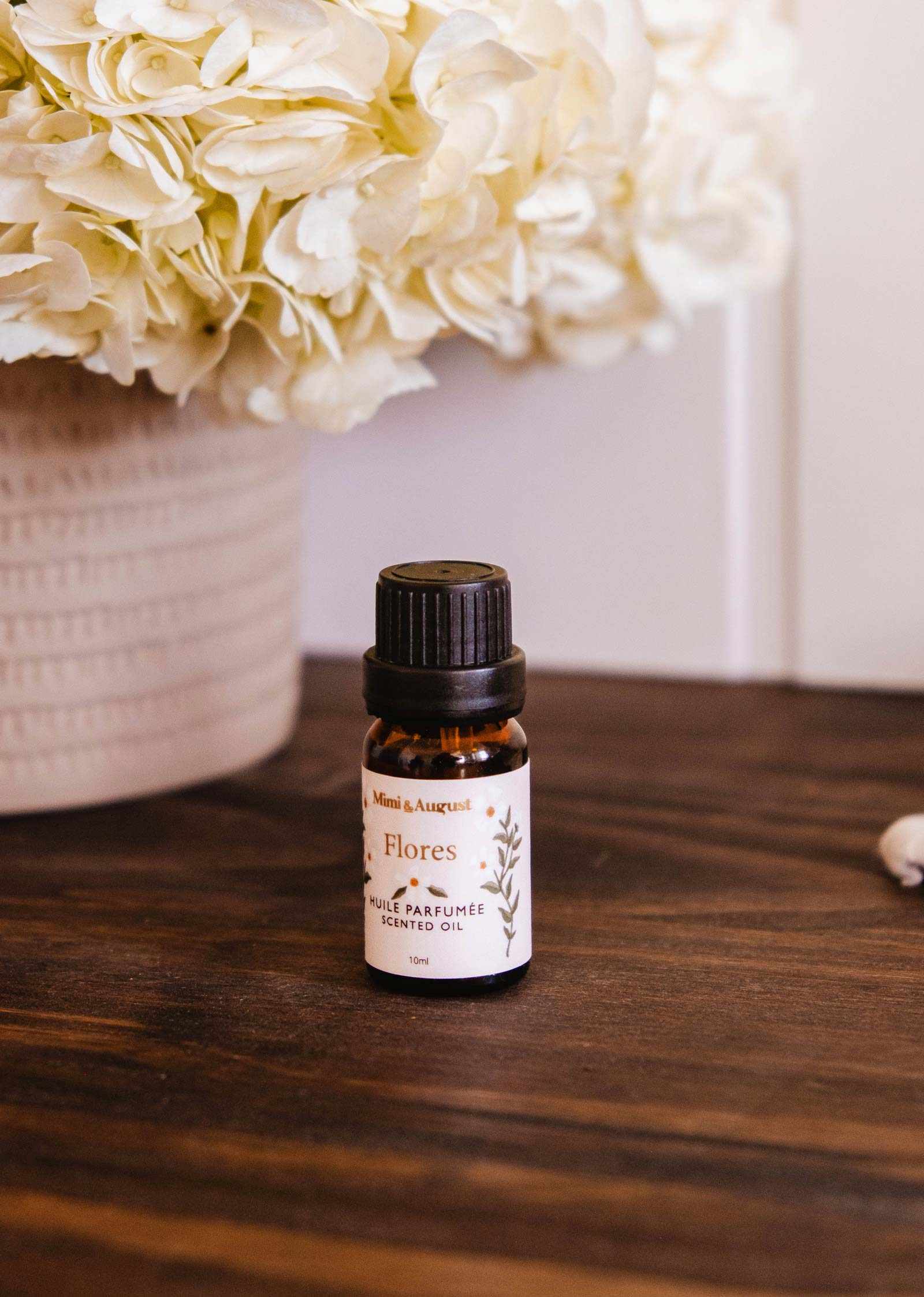 Flores Scented Oil – Jasmine, Lily & Mint Diffuser Oil | Mimi & August